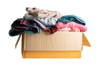 Bağış kutusu beyaz arka planda izole edilmiş giysilerle dünyadaki yoksul insanlara yardım etmek için kırpma yolu ile.