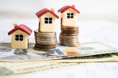 Yığınla parası olan ev modeli, ev kredisi, tasarruf planı, taksit ödeme finans ve bankacılık konsepti.