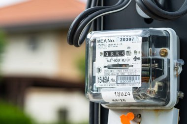 Bangkok, Tayland, 1 Haziran 2022 Ev ve işyerindeki enerji maliyeti için elektrik ölçüm sayacı, güneş pili konsepti.
