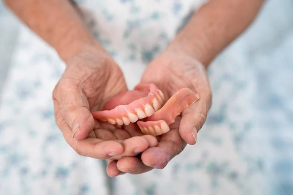 亚洲老年妇女坚持使用假牙 健康有力的医疗理念 — 图库照片