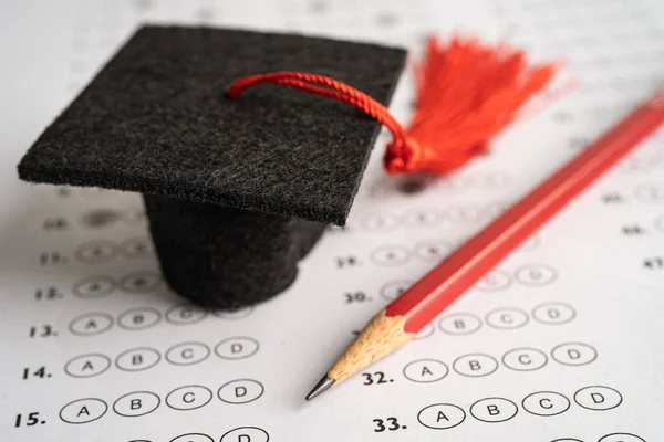 Chapéu Lacuna Graduação Lápis Folha Resposta Fundo Teste Estudo Educação — Fotografia de Stock