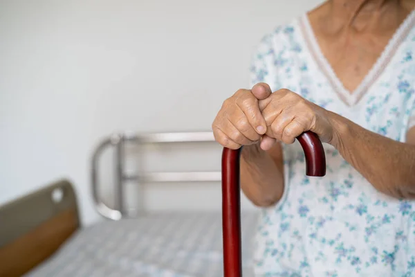Aziatische Bejaarde Invaliditeit Vrouw Met Walvisstok Hout Riet Ronde Handvat — Stockfoto