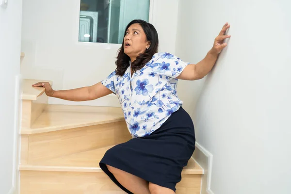Asian Lady Fall Stairs Pain Hip Waist Because Slippery Surfaces — Foto de Stock