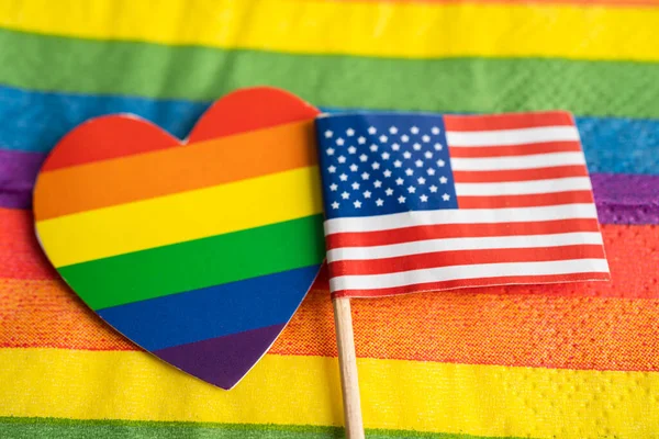 虹の背景にアメリカ国旗Lgbtゲイプライド月間のシンボル社会運動虹の旗は レズビアン バイセクシャル トランスジェンダー 寛容と平和の象徴です — ストック写真