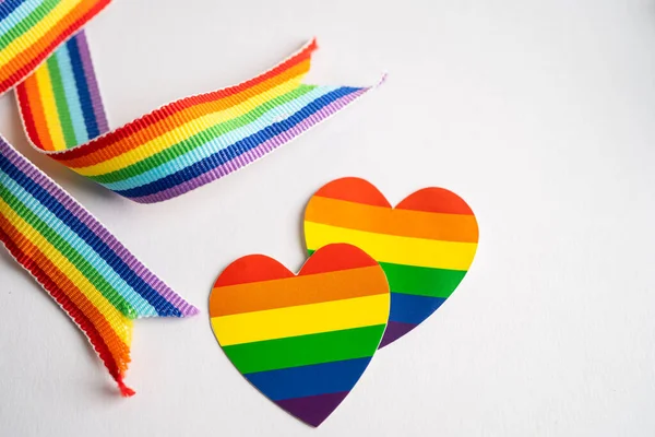 Lgbtの虹色の旗の中心とリボン レズビアン バイセクシャル トランスジェンダー 寛容と平和の象徴 — ストック写真