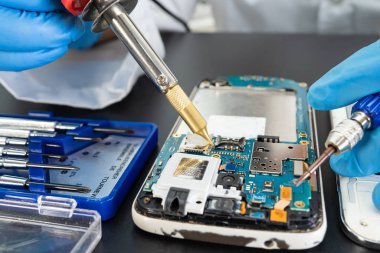 Samsung cep telefonu, elektronik, bilgisayar donanımı ve teknoloji konsepti onarılıyor ve geliştiriliyor.