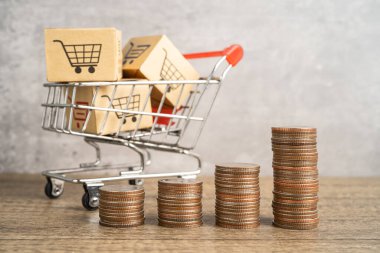 İçinde bozuk paralar olan bir kutunun üzerinde alışveriş arabası logosu. Bankacılık Hesabı, Yatırım Ekonomisi, Ticaret, İş İthalatı Çevrimiçi İhracat Şirketi Konsepti.