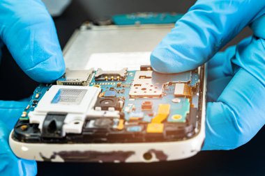 Cep telefonu, elektronik, bilgisayar donanımı ve teknoloji konsepti onarılıyor ve geliştiriliyor.