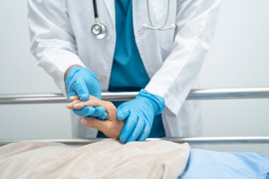 Doktor, hastayı kontrol etmek için steteskop kullanıyor. Hastanedeki bir yatağa uzanıyor. Sağlıklı, güçlü bir tıbbi konsept..