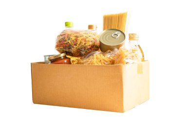 Toplama yolu, depolama ve teslimatı olan bağış malzemeleri beyaz arka planda izole edildi. Çeşitli yiyecekler, makarna, yemek yağı ve karton kutuda konserve yiyecekler..