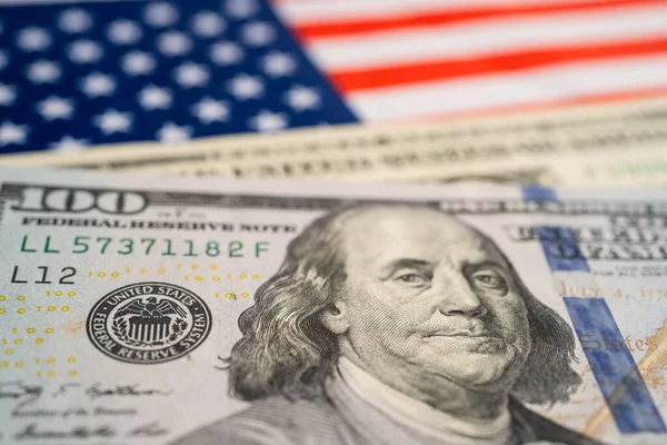 Τραπεζογραμμάτια Αμερικανικού Δολαρίου Υπό Αμερικανική Σημαία Επιχειρηματική Και Χρηματοοικονομική Έννοια — Φωτογραφία Αρχείου