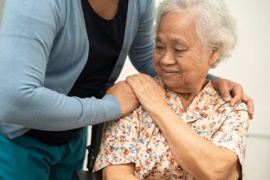 Bakıcı, hemşire hastanesinde sevgi, ilgi, cesaret ve empati ile Asyalı yaşlı kadına yardım ediyor, sağlıklı güçlü tıbbi konsept.