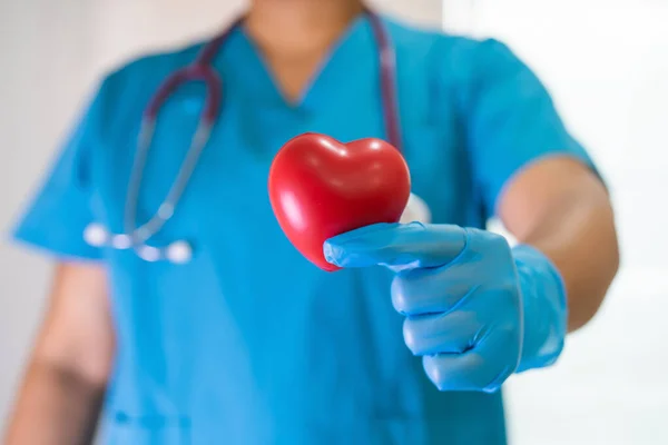 Médico Sosteniendo Corazón Rojo Sala Hospital Sano Concepto Médico Fuerte —  Fotos de Stock