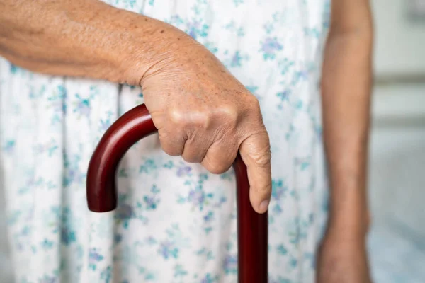Asiática Anciana Discapacitada Sosteniendo Bastón Bastón Madera Asa Redonda Ayuda —  Fotos de Stock