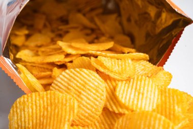 Patates cipsi, leziz BBQ baharatlı Crips için ince dilimlenmiş kızarmış abur cubur açık poşette fast food..