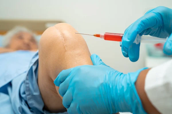 Asian Doctor Inject Hyaluronic Acid Platelet Rich Plasma Knee Senior — Stock Photo, Image