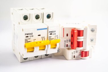Beyaz arkaplandaki otomatik devre kesici, elektrik güç sistemini kontrol et ve koru.