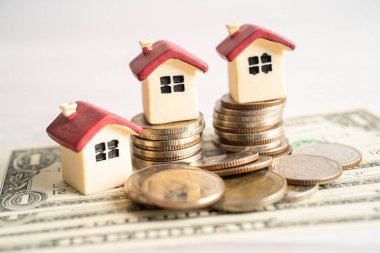 Yığınla parası olan ev modeli, ev kredisi, tasarruf planı, taksit ödeme finans ve bankacılık konsepti.