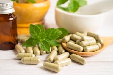 Alternatif ilaç bitkisel organik kapsül E omega 3 vitamini balık yağı, mineral, bitki yapraklı ilaç sağlıklı yaşam için doğal destek.