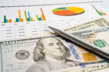 Grafik kağıdına Amerikan Doları banknotları. Mali kalkınma, Bankacılık Hesabı, İstatistik, Yatırım Ekonomisi, Borsa Ticareti, İş Konsepti.