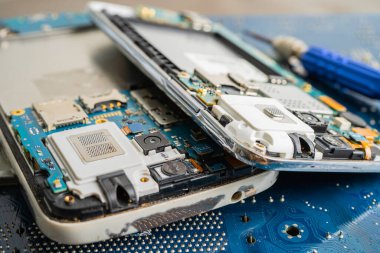 Cep telefonu, elektronik, bilgisayar donanımı ve teknoloji konsepti onarılıyor ve geliştiriliyor.