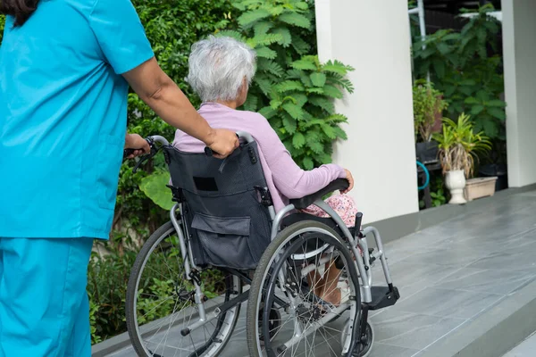 Gondozó Segítséget Ellátást Ázsiai Idős Vagy Idős Hölgy Beteg Tolószéktől — Stock Fotó