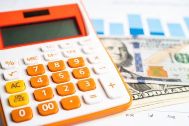 Grafik kağıdındaki kalem ve hesap makinesi. Mali, hesap, istatistik ve iş verileri kavramı.