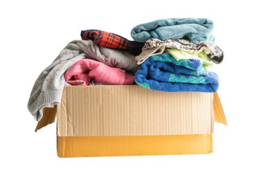 Bağış kutusu beyaz arka planda izole edilmiş giysilerle dünyadaki yoksul insanlara yardım etmek için kırpma yolu ile.