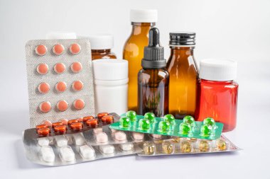 Mide hastalığı, hastanede teşhis ve tedavi için anatomi modeli tutan bir doktor..