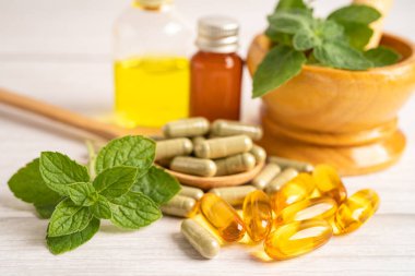 Alternatif ilaç bitkisel organik kapsül E omega 3 vitamini balık yağı, mineral, bitki yapraklı ilaç sağlıklı yaşam için doğal destek.