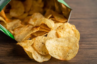 Patates cipsi, Crips için lezzetli baharat, açık poşette ince dilimlenmiş kızarmış atıştırmalık fast food..