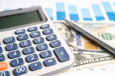 Grafik kağıdındaki kalem ve hesap makinesi. Mali, hesap, istatistik ve iş verileri kavramı.