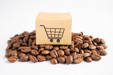 Kahve çekirdekleri üzerinde alışveriş arabası logosu olan bir kutu, çevrimiçi ithalat ihracat alışverişi ya da eCommerce dağıtım mağazası ürün taşımacılığı, ticaret, tedarikçi konsepti.