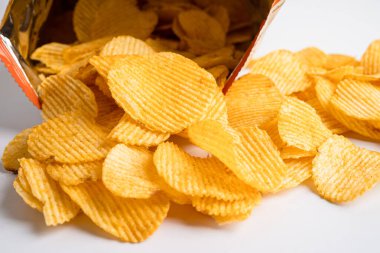 Patates cipsi, leziz BBQ baharatlı Crips için ince dilimlenmiş kızarmış abur cubur açık poşette fast food..