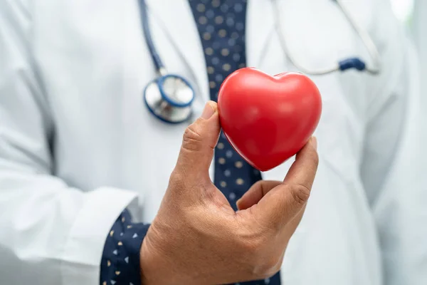 Врач Держащий Красное Сердце Больничной Палате Здоровая Сильная Медицинская Концепция — стоковое фото