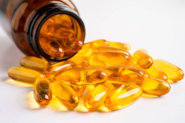 Beyaz zemin üzerinde EPA ve DHA izole edilmiş balık yağı Omega 3 kapsülleri vitamin.