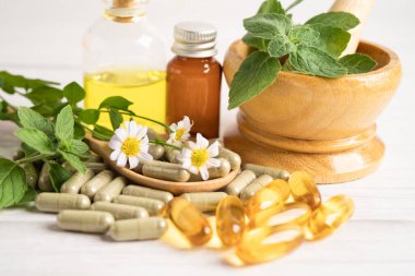 Alternatif ilaç bitkisel organik kapsül E omega 3 vitamini balık yağı, mineral, bitki yapraklı ilaç sağlıklı yaşam için doğal destek.