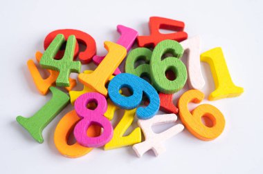 Beyaz arka planda renkli matematik sayısı, eğitim eğitimi matematik öğrenimi öğretim kavramı.
