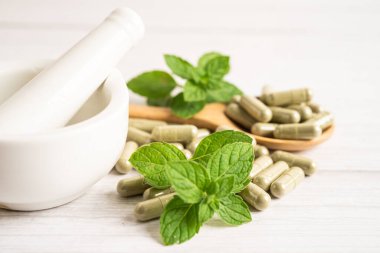 Alternatif ilaç bitkisel organik kapsül E omega 3 vitamini balık yağı, mineral, bitki yapraklı ilaç sağlıklı yaşam için doğal destek.