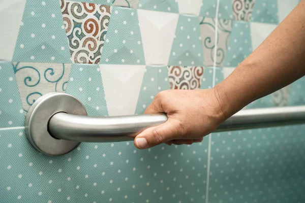Aziatisch Oudere Vrouw Gebruik Badkamer Handvat Veiligheid Toilet Gezond Sterk — Stockfoto