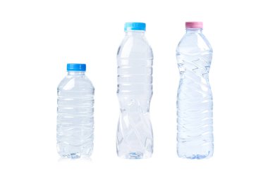 Beyaz arka planda izole edilmiş plastik su şişesi..