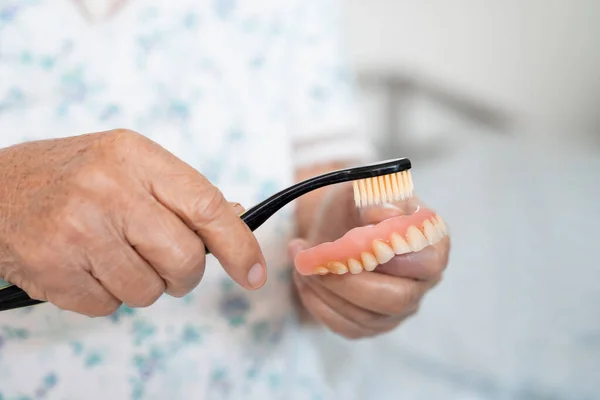 Asijské Starší Žena Pacient Použití Zubní Kartáček Čištění Částečné Promáčknutí — Stock fotografie