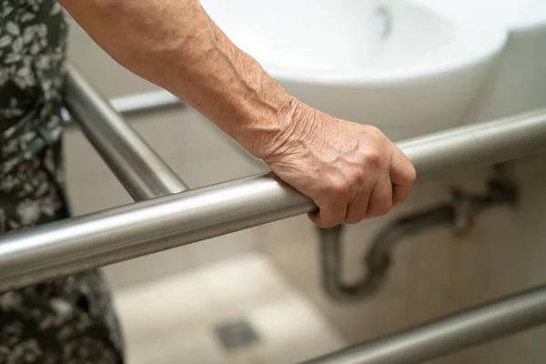 Asian Senior Elderly Old Lady Woman Patient Use Toilet Bathroom — Fotografia de Stock