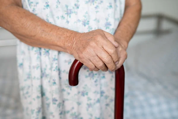 Asiatico Anziani Disabili Donna Holding Waling Stick Bastone Legno Manico — Foto Stock