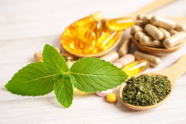 Alternatif ilaç bitkisel organik kapsül E omega 3 vitamini balık yağı, mineral, bitki yapraklı ilaç sağlıklı yaşam için doğal destek.