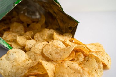 Patates cipsi, Crips için lezzetli baharat, açık poşette ince dilimlenmiş kızarmış atıştırmalık fast food..