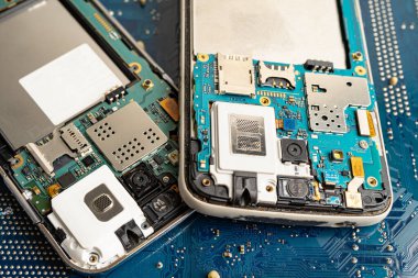 Cep telefonu, elektronik, bilgisayar donanımı ve teknoloji konsepti onarılıyor ve geliştiriliyor.