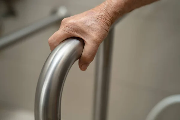 Asiática Anciana Paciente Uso Baño Manija Seguridad Enfermería Hospital Saludable — Foto de Stock