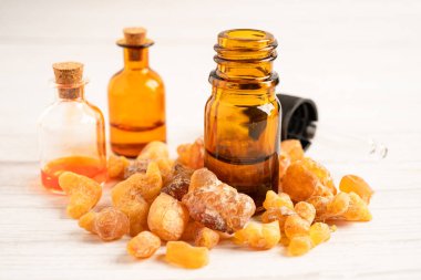 Tütsü ya da olibanum aromatik reçine tütsü ve parfümlerde kullanılan beyaz arka planda izole edilmiş..