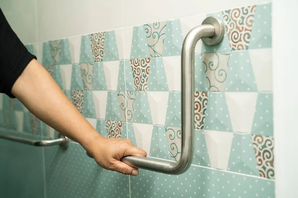 Aziatisch Oudere Vrouw Gebruik Badkamer Handvat Veiligheid Toilet Gezond Sterk — Stockfoto